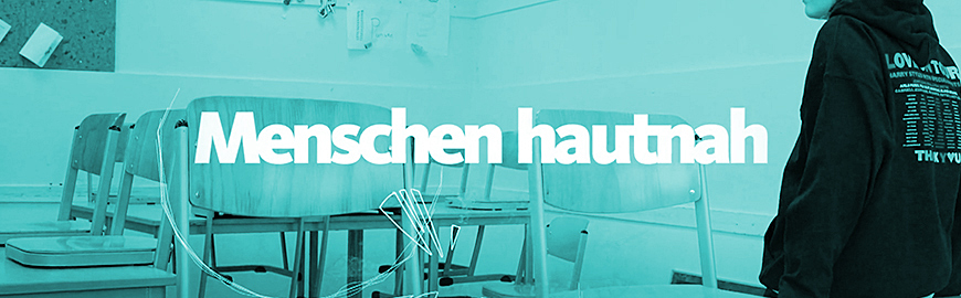 Screenshot, WDR Dokumentation, Menschen hautnah, Thema Selektiver Mutismus, Schrift, Klassenzimmer, Stühle auf Tischen, Schülerin im Anschnitt